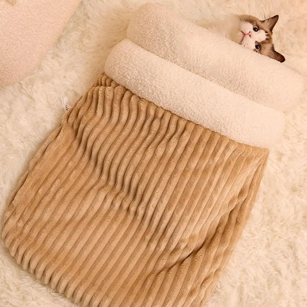 Cozy Winter Sleeping Bag for Cats & Small Dogs – Warm and Semi-Enclosed